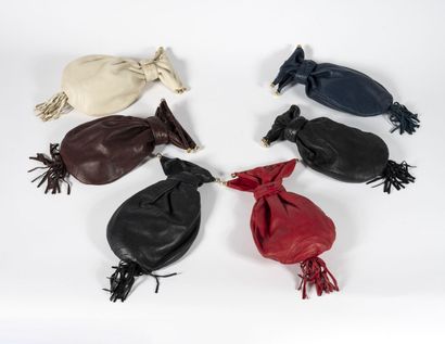 null Six petits sacs bourses en cuir de couleur noir, rouge, bleu, crème et bordeaux.,

État...