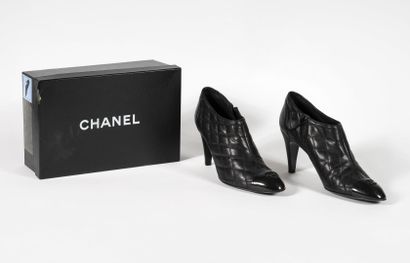 CHANEL Paire de bottines matelassées et monogrammées, avec sa boîte
Taille 38

Très...