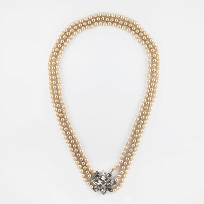 null Necklace with three rows of fancy pearls held by a flower pattern decorated...