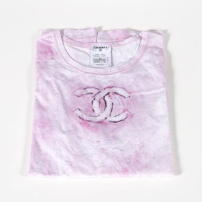 CHANEL Tee-shirt en coton rose effet tye and dye, logoté, taille 46

État neuf
