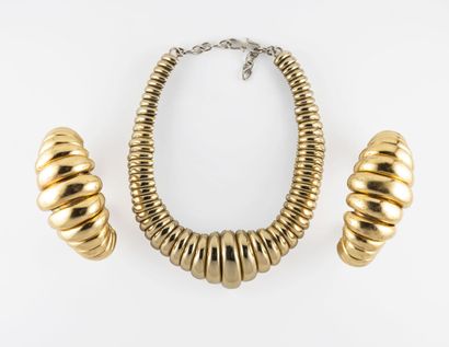 ATTRIBUE A YVES SAINT LAURENT Necklace and pair of articulated bracelets in gilded...