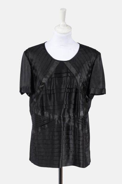 CHANEL Black silk top with flat pleats, three buttons on the back
Size 44

Very good...