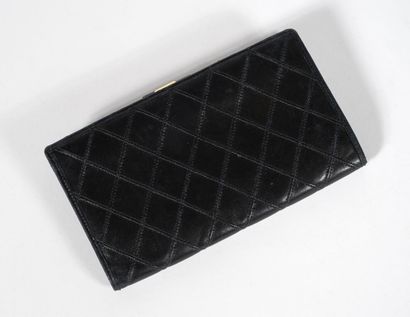 CHANEL Quilted black leather wallet, signed

Condition of use