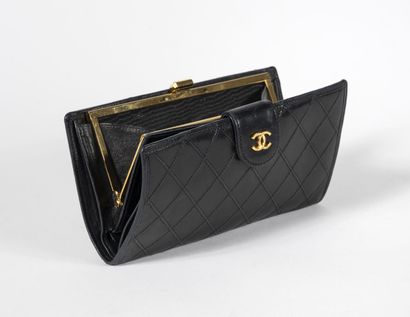 CHANEL Quilted black leather wallet, signed

Condition of use