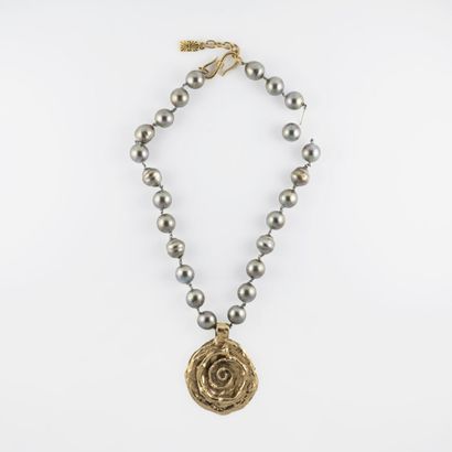 YVES SAINT LAURENT Collier de perles grises fantaisie baroque retenant un pendentif...