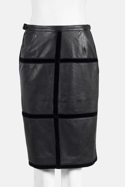 VALENTINO BOUTIQUE Jupe en cuir noir avec application de rubans de velours noir
Taille...