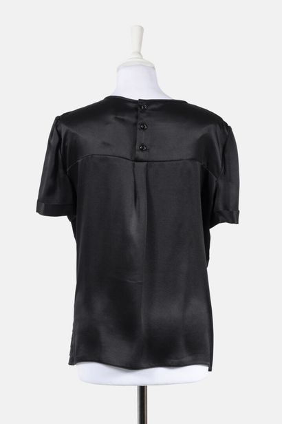 CHANEL Black silk top with flat pleats, three buttons on the back
Size 44

Very good...