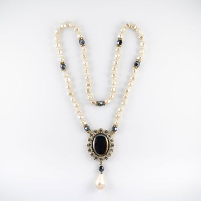 ATTRIBUE A YVES SAINT LAURENT Collier de perles fantaisie baroque retenant un pendentif...