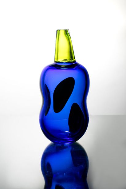 Gunnel SAHLIN (née en 1954) pour KOSTA BODA Vase, Fruit series
Circa 1990
Blue and...