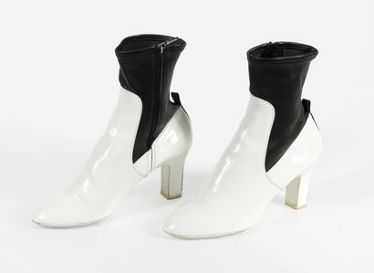 LOUIS VUITTON Pair of white patent leather and black stretch leather boots
Size 41

Good...