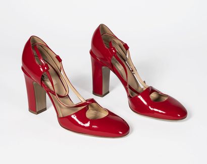 VALENTINO Pair of red patent leather pumps
Size 40
Dustbag

Very good condition