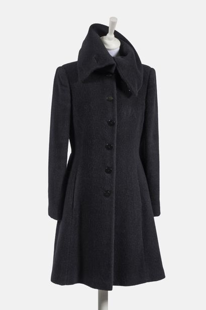 ARMANI COLLEZIONI Très joli manteau cintré en alpaca noir, large col, froncé dans...