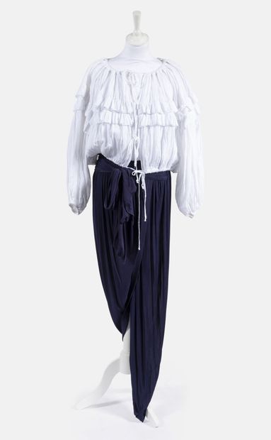 JEAN PAUL GAULTIER - White cotton blouse with ruffles
Size 36 (presumed) - Used condition
-...