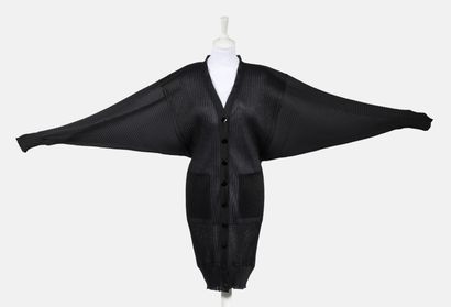 JEAN PAUL GAULTIER MAILLE Veste en polyester plissé noir, manches bouffantes et poches...
