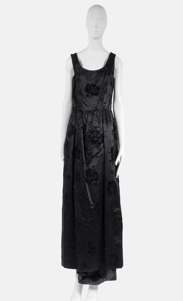 ELIZABETH ARDEN Strapless dress in black silk satin and velvet devoured forming a...