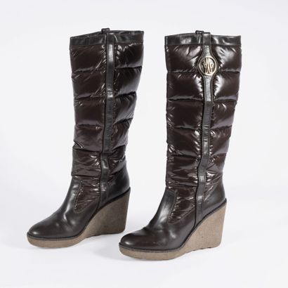MONCLER Pair of brown leather and quilted boots with wedge heels
Size 41

Very good...