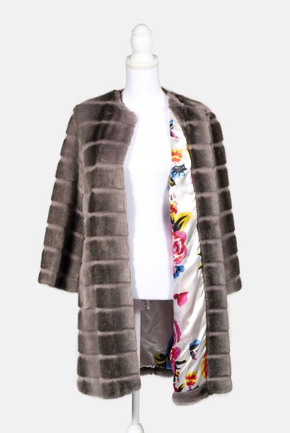 BALMAIN Manteau droit en fausse fourrure grise, intérieur en polyester à motifs floral
Taille...