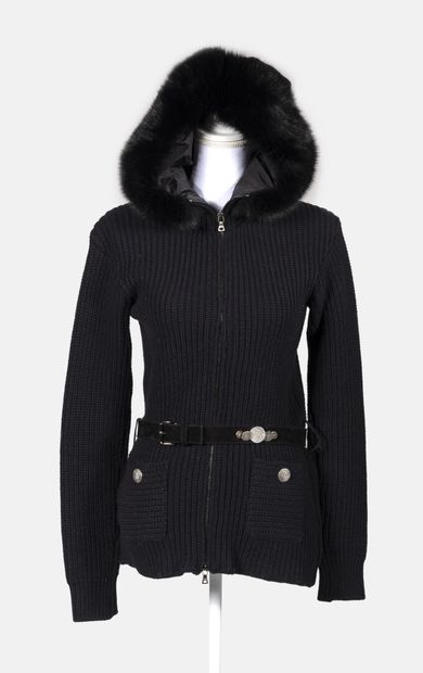 PRADA Gilet à zip en laine noire, à capuche à rebord en renard teinté noir
Taille...