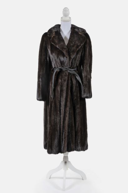 REVILLON Long coat in dark mink 
Belted, black leather belt 
Size 38

Very good condition...