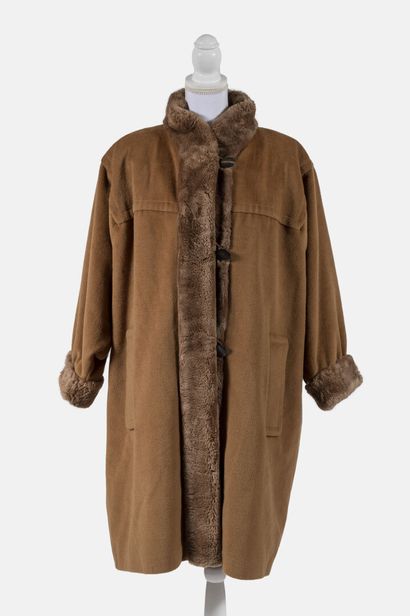 YVES SAINT LAURENT FOURRURES Camel wool fur coat, brown beaver interior
Size 40 presumed

Good...