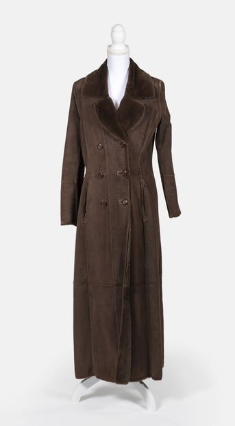 IVOIRE DE BALMAIN Long reversible coat in chocolate shaved mink
Size 40

Good co...