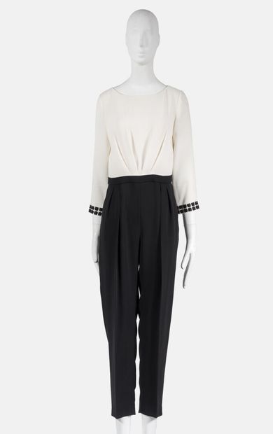 MAX MARA - Combination pants and long sleeves, in cream and black silk, the cuffs...