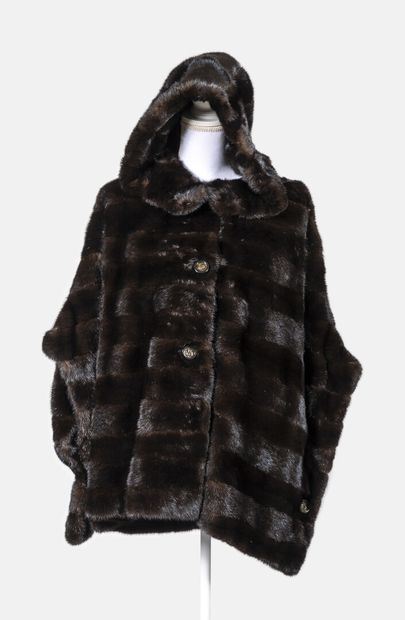 YVES SALOMON Large dark mink cape with hood, skins sewn horizontally
Size M supposed

Very...