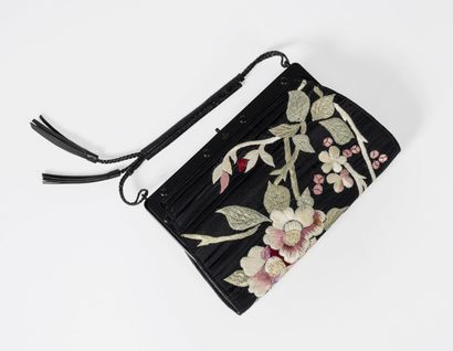 GUCCI Petit sac 22 cm en satin noir plissé brodé de fleurs dans un style japonisant,...