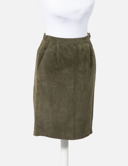 SAINT LAURENT Rive Gauche Khaki suede skirt with large pockets

Zip closure and metal...