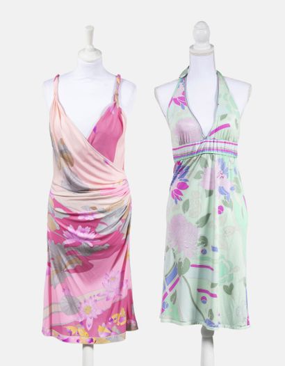 LEONARD Deux robes dont:
- Une robe à fines bretelles dans les tons roses, Taille...