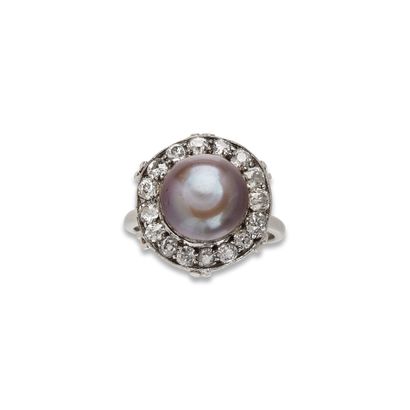 JANESICH Bague perle fine et diamants, par Janesich

Ornée d'une perle fine bouton...