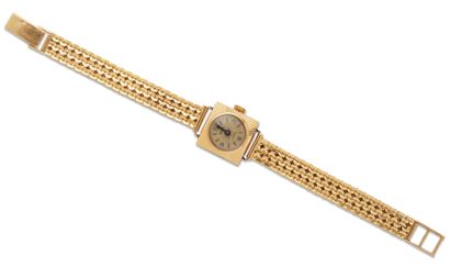 null Montre bracelet de dame en or jaune

En or 18K (750), le boîtier de forme carrée,...