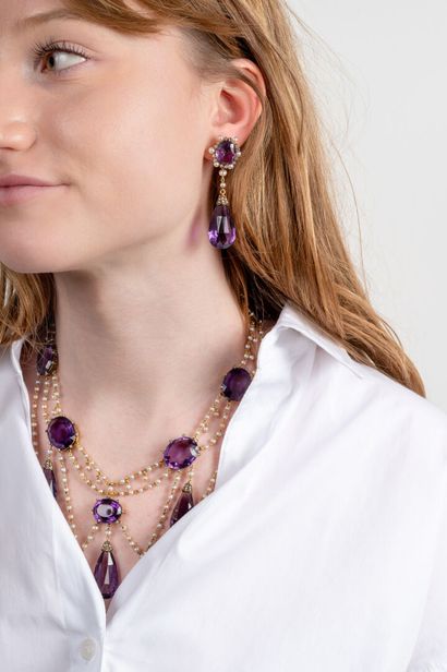 null Parure améthystes, perles et diamants

Comprenant un collier formant une draperie,...