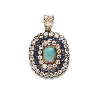 null Pendentif opale, diamants et saphirs

De forme ovale orné d'une opale dans un...