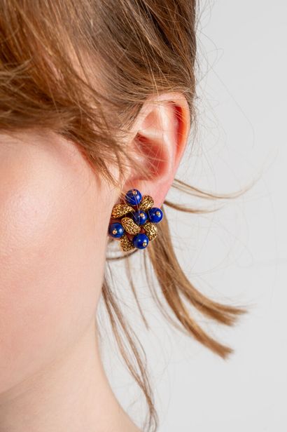VAN CLEEF & ARPELS Paire de clips d'oreilles et broche "Gui" lapis-lazuli, par Van...