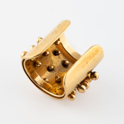 POL BURY ( 1922-2005) Bague en or, par Pol Bury

De forme bandeau en or jaune 18K(750),...