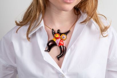 NIKI DE SAINT PHALLE (1930-2002) Broche-pendentif "Nana" et collier émail et or,...