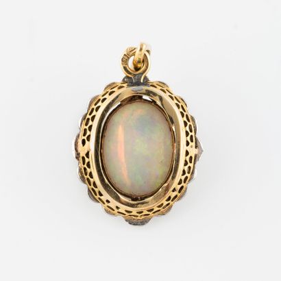 null Pendentif opale et diamants

En or 18K (750) et platine, de forme ovale sertie...