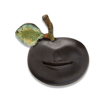 CLAUDE LALANNE ( 1925-2019) Broche "Pomme Bouche" en bronze, par Claude Lalanne

En...