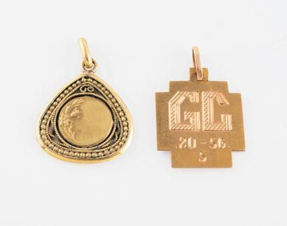 null Médaille en or

En or 18K ( 750), figurant une croix et un Christ à la couronne...