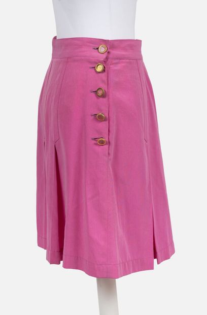 BURBERRY Short pink pleated skirt with side button fastening
Size 40 

Used condition,...