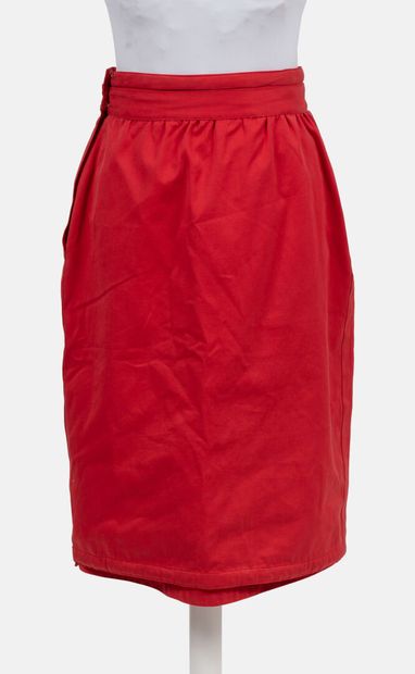 VERSACE Red cotton pencil skirt
Size 10

Used condition, small stains on back of...
