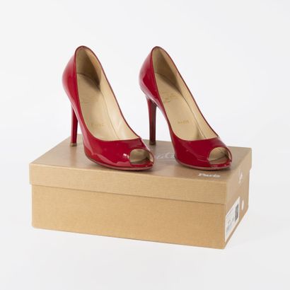 CHRISTIAN LOUBOUTIN Pair of red patent leather pumps

You You model
Size 36,5

Box
Good...