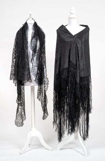 Black silk shawl with bangs 
Used condition
Attached...
