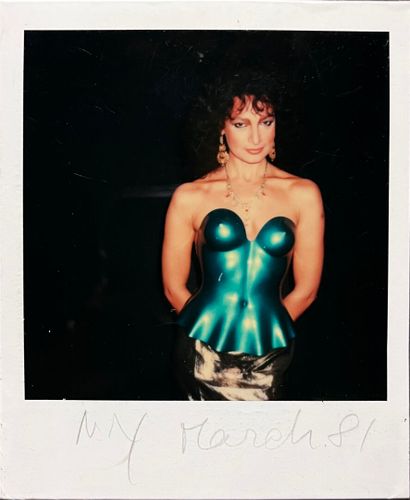 ISSEY MIYAKE Un rare plastron "Plastic Body", en acrylique moulé et signé à la main...