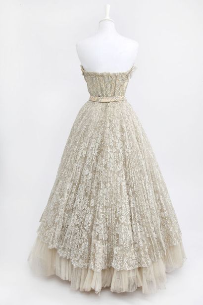 CHRISTIAN DIOR Couture Une somptueuse robe de bal en dentelle, de la ligne 'Oblique'...