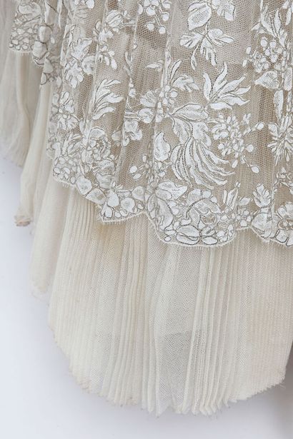 CHRISTIAN DIOR Couture Une somptueuse robe de bal en dentelle, de la ligne 'Oblique'...