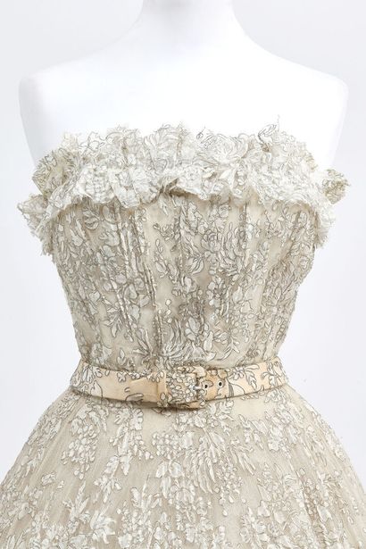 CHRISTIAN DIOR Couture Une somptueuse robe de bal en dentelle, de la ligne 'Oblique'...