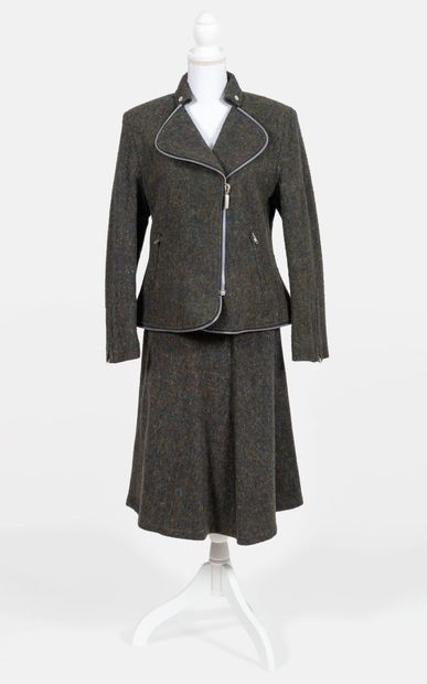 CASTELBAJAC + Wool skirt suit in dark green tones, zip fastening
Presumed size 40/42
Good...