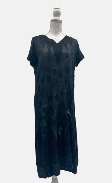 null A straight dress in black pleated silk with short sleeves, partly topstitched...